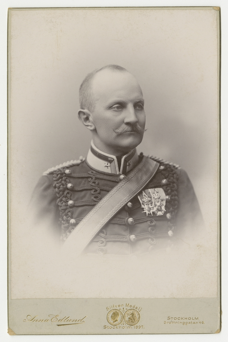 Porträtt av Waldemar Christian Dyrssen, major vid Wendes artilleriregemente A 3.

Se även bild AMA.0007087 och AMA.0021728.