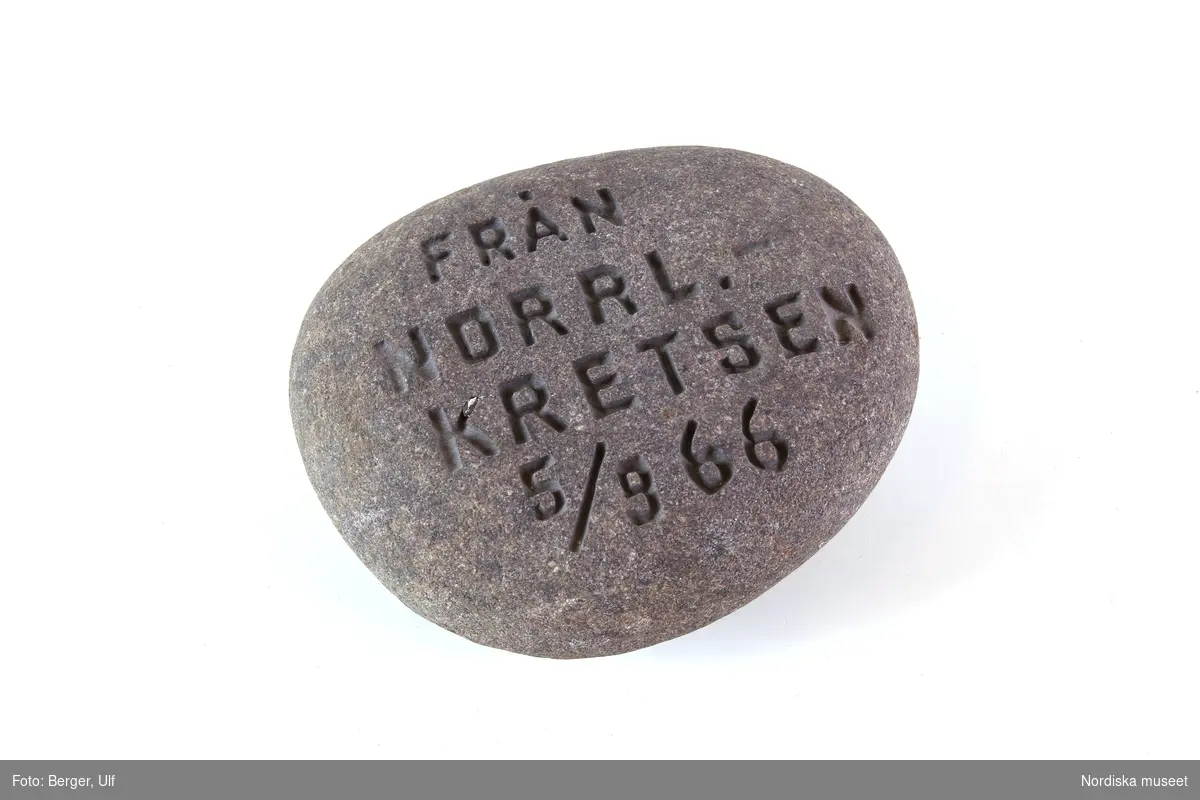 Oval slät sten, med inskription "FRÅN NORRL. KRETSEN 5/9 66"
/Leif Wallin 2015-02-26
