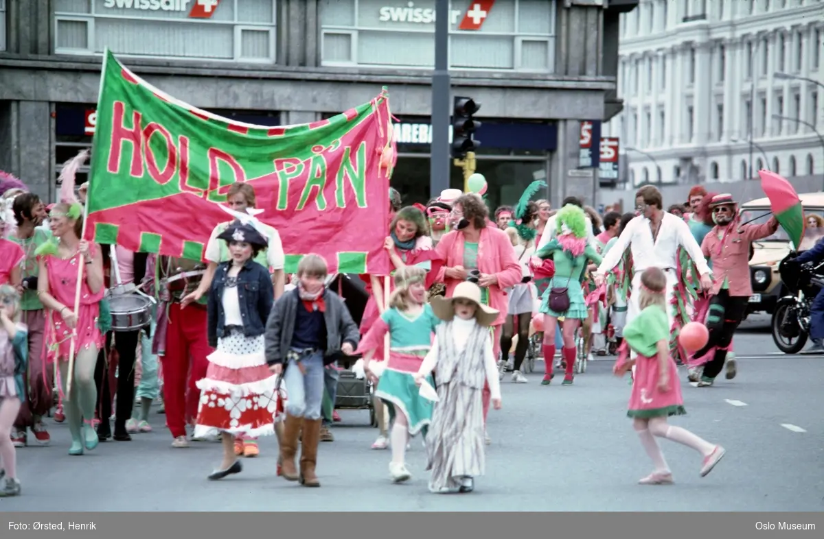 Oslo-karnevalet, mennesker, kostymer, banner, kontorbygninger