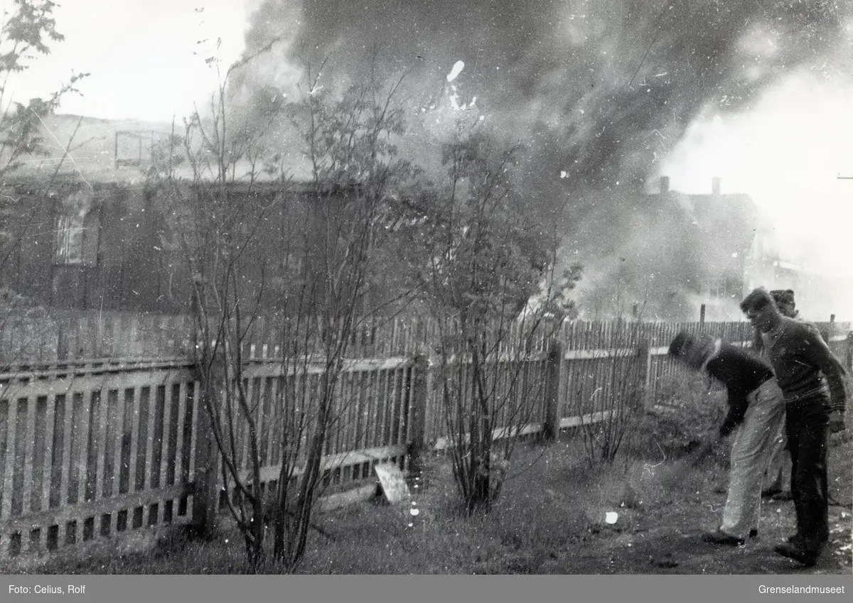 Tysk panserdivisjonbrakke truffet av bomber 27.06.1941. Bildet er tatt fra Celius sin hage i Klavenessgate. Brakken som brenner står på fotballplassen. 