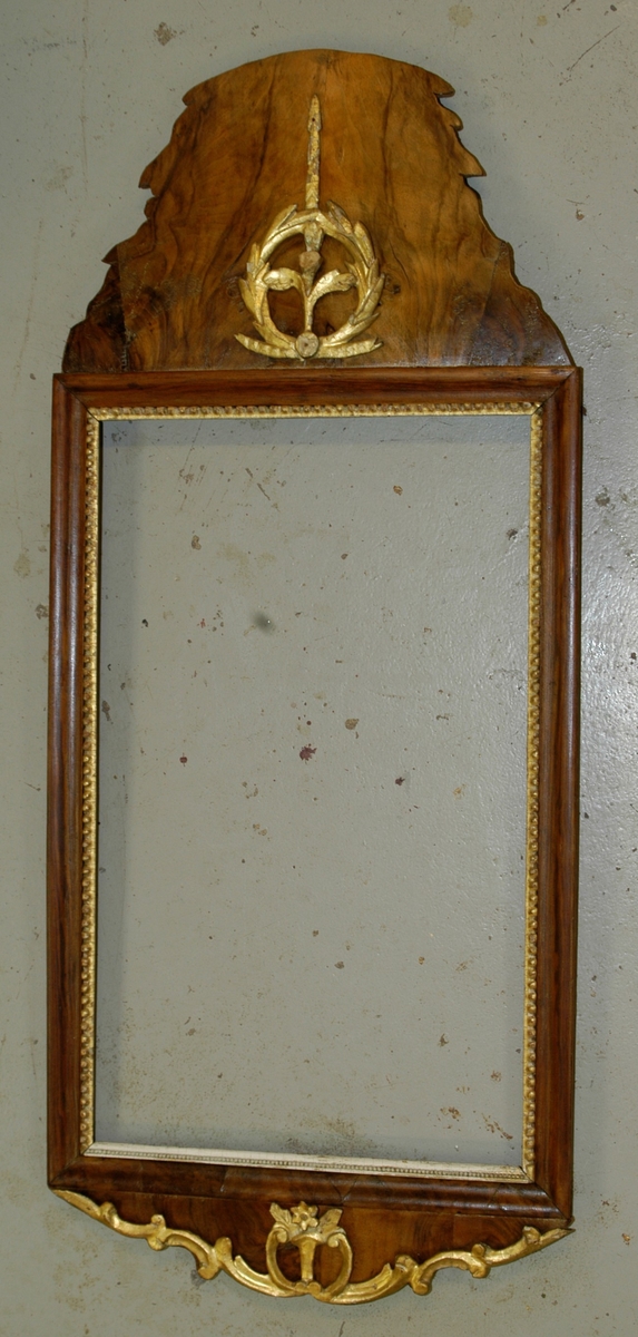 Speil med forgyldt ramme, utskåret krans over blomster-slyngninger under.