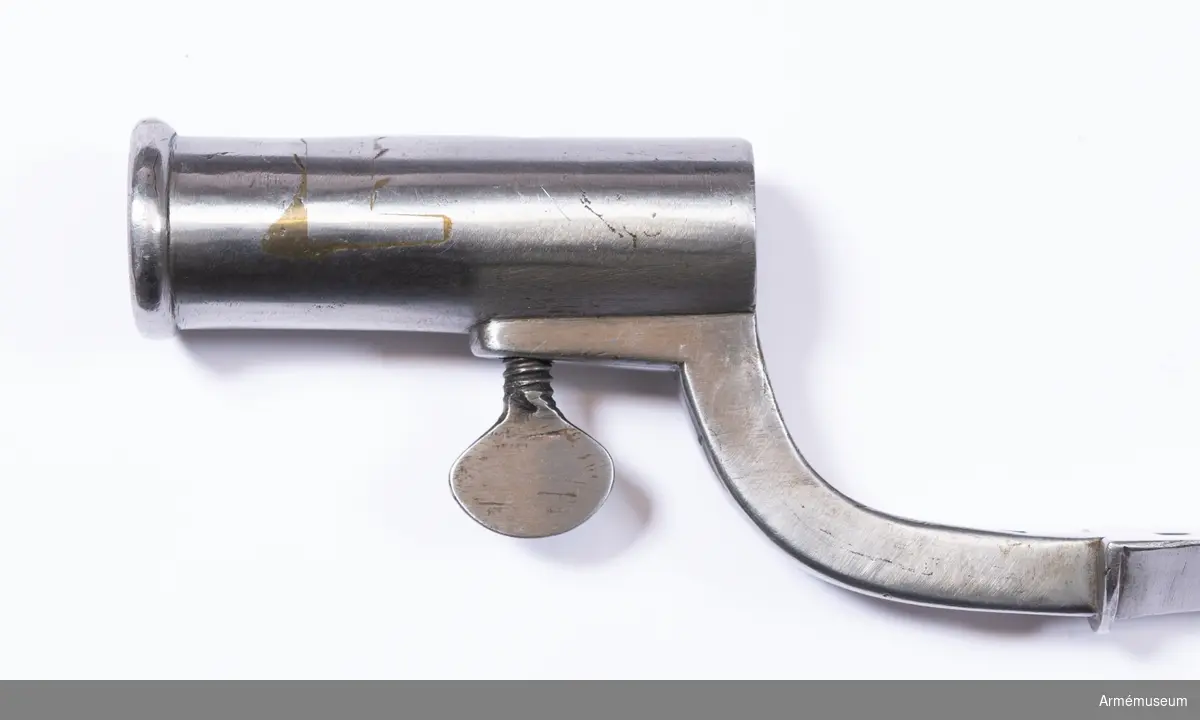 Hylsan har ett igensatt klackspår och ett nyupptaget vilket visar att bajonetten förändrats till att sitta till höger om pipan 1789.