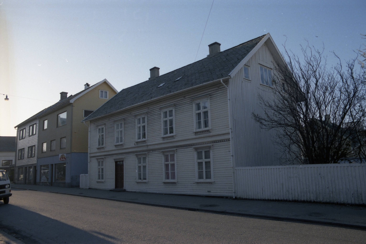 Kvartalet nord for Kolonialhuset. Strandgt/Åsbygt.