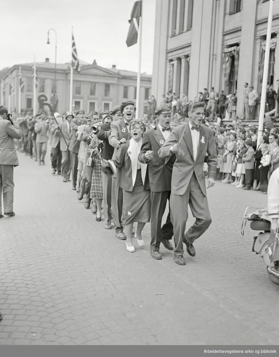 17. Mai 1954. Russepresident Jan Lenborg i spissen for russetoget. Karl Johans gate.