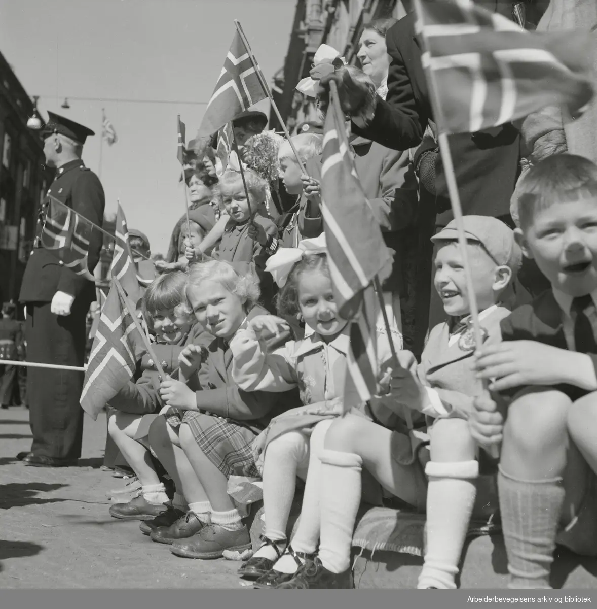 17. Mai 1952. Unge tilskuere. Karl Johans gate.