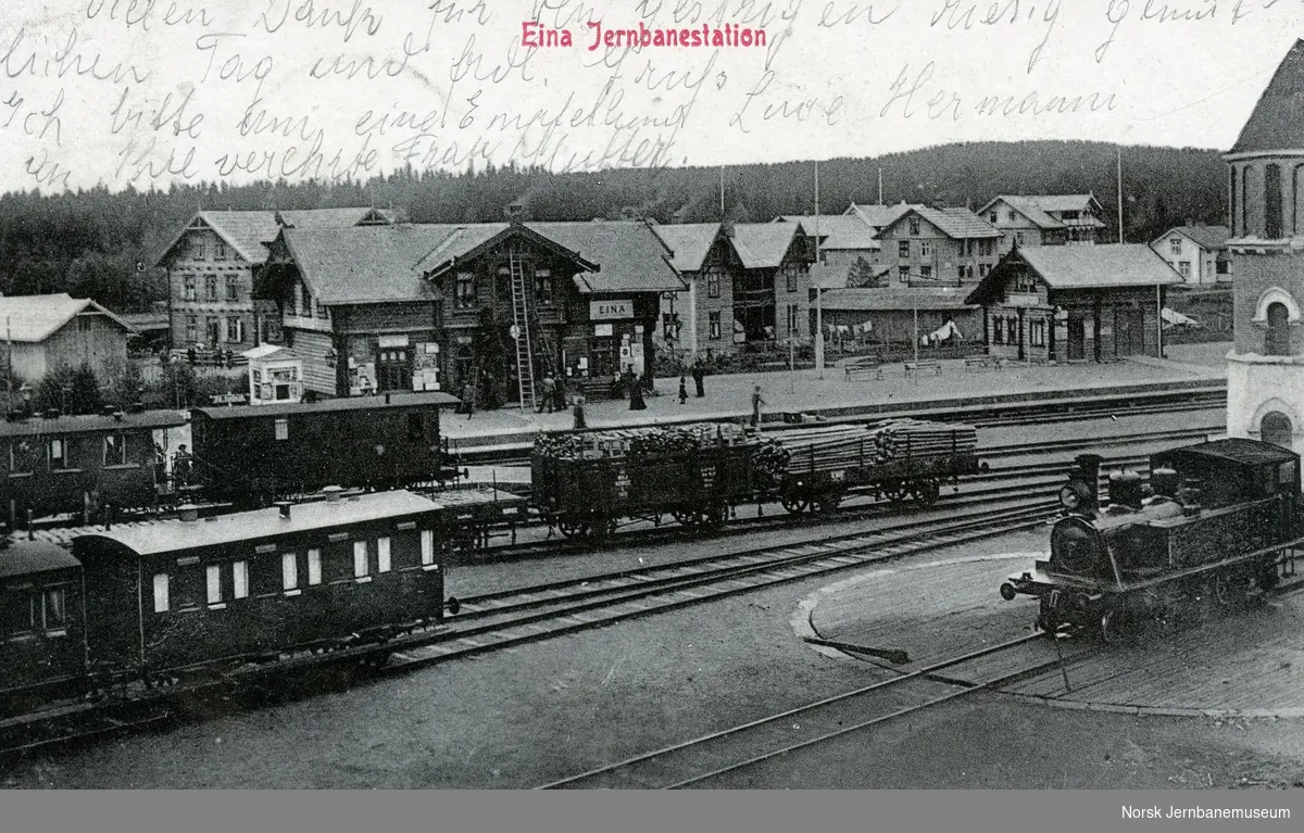 Eina stasjon på Gjøvikbanen. Til høyre på svingskiven et av Valdresbanens damplokomotiver nr. 1-4, senere NSB type 50a. I mindten lastede godsvogner, bl.a. en L-vogn fra Norsk Hovedjernbane. Til venstre diverse toakslede personvogner.