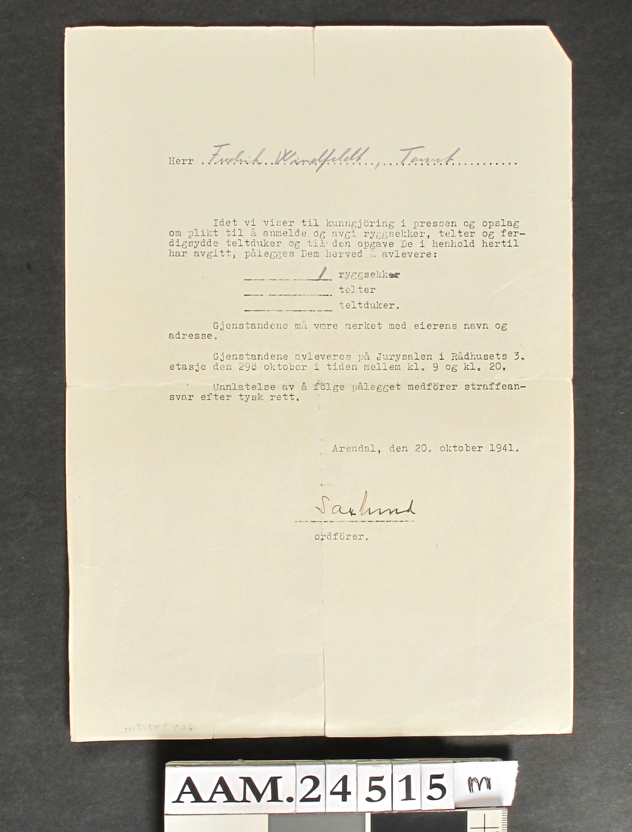 Dokument, med ordre om avlevering av 1 ryggsekk , adressat  F. Windfelt ,   Underskrevet av ordfører Saxlund 1941. A4-format.