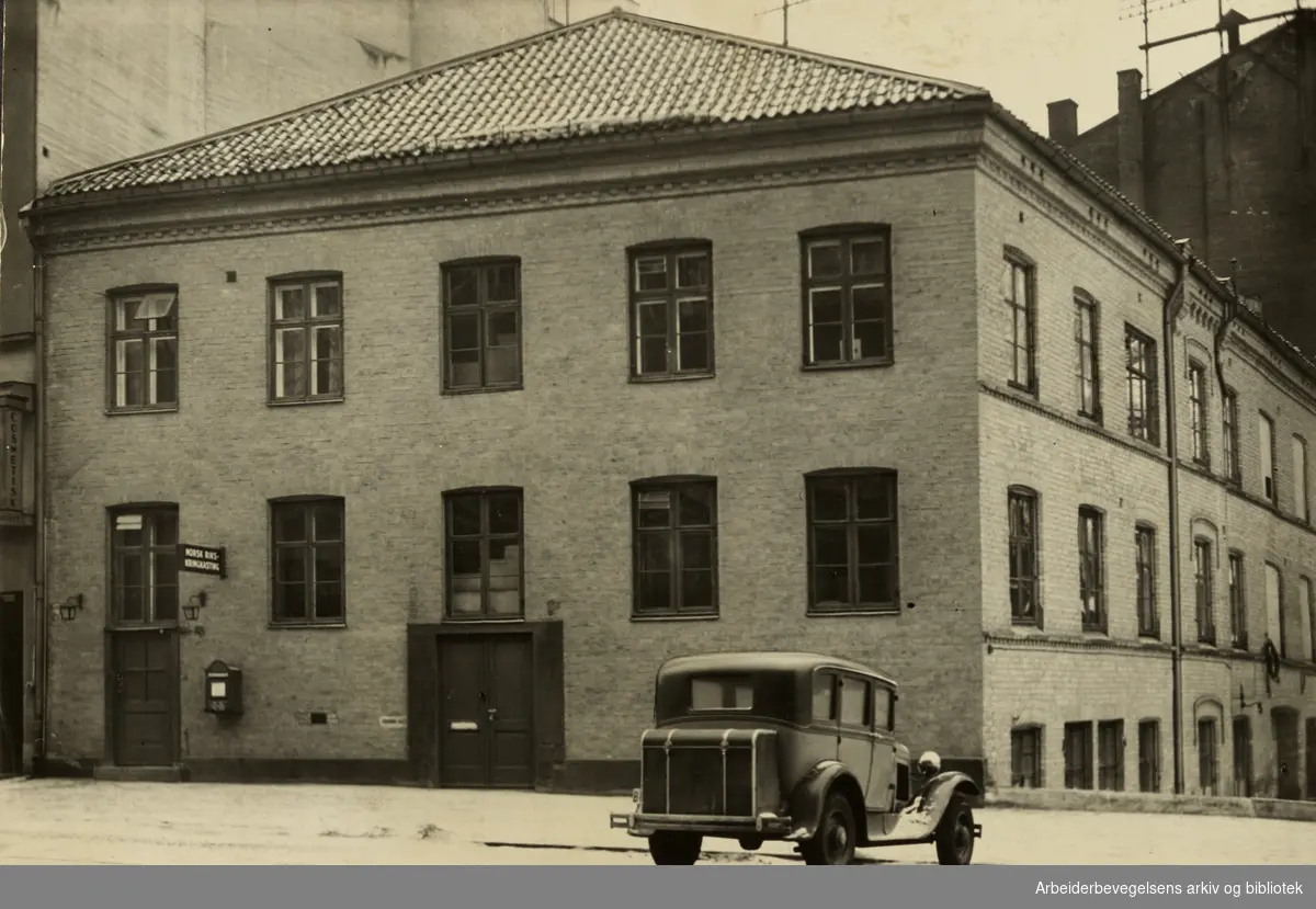 Kringkastingens gamle lokaler i Roald Amundsens gate. Nå, Olav Vs gate. Eksteriør. 1930-åra