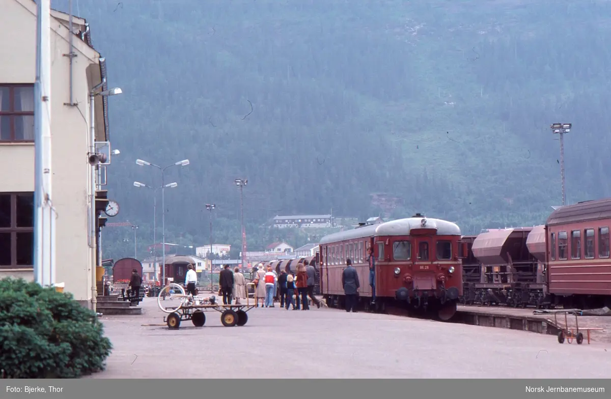 Mo i Rana stasjon med reisende og dieselmotorvogn BM 86 26 i persontog 475