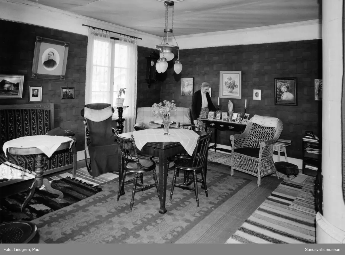 Interiör från Södermalmsgatan 44. Fröken Anna Jonsson (1888-1970) i huset som hennes far Per Jonsson (1852-1904) byggde 1884. Han gjorde även alla snickerier samt flertalet möbler till huset.