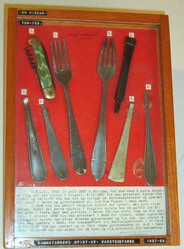 Innrammet montasje. To gafler og fem bestikkdeler, samt en lommekniv.
