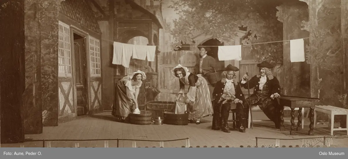 Nationalturneen, forestilling "Barselstuen" av Ludvig Holberg, scene fra 1. akt, skuespillere, kostymer, scenografi
