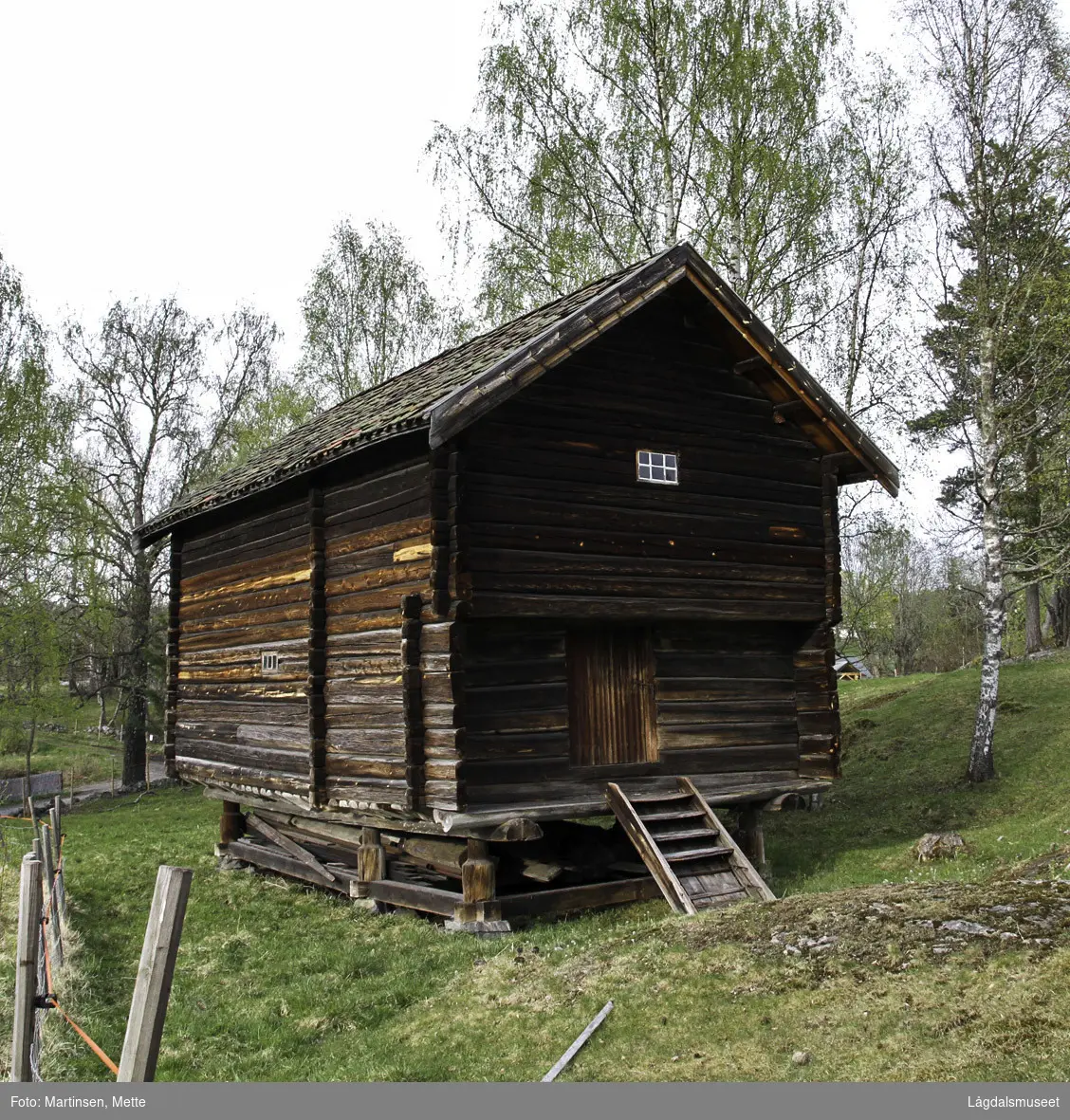 Evjuloftet. Toetasjes stabbur fra gården Vestre Evju i Ytre Sandsvær oppført ca 1850.
