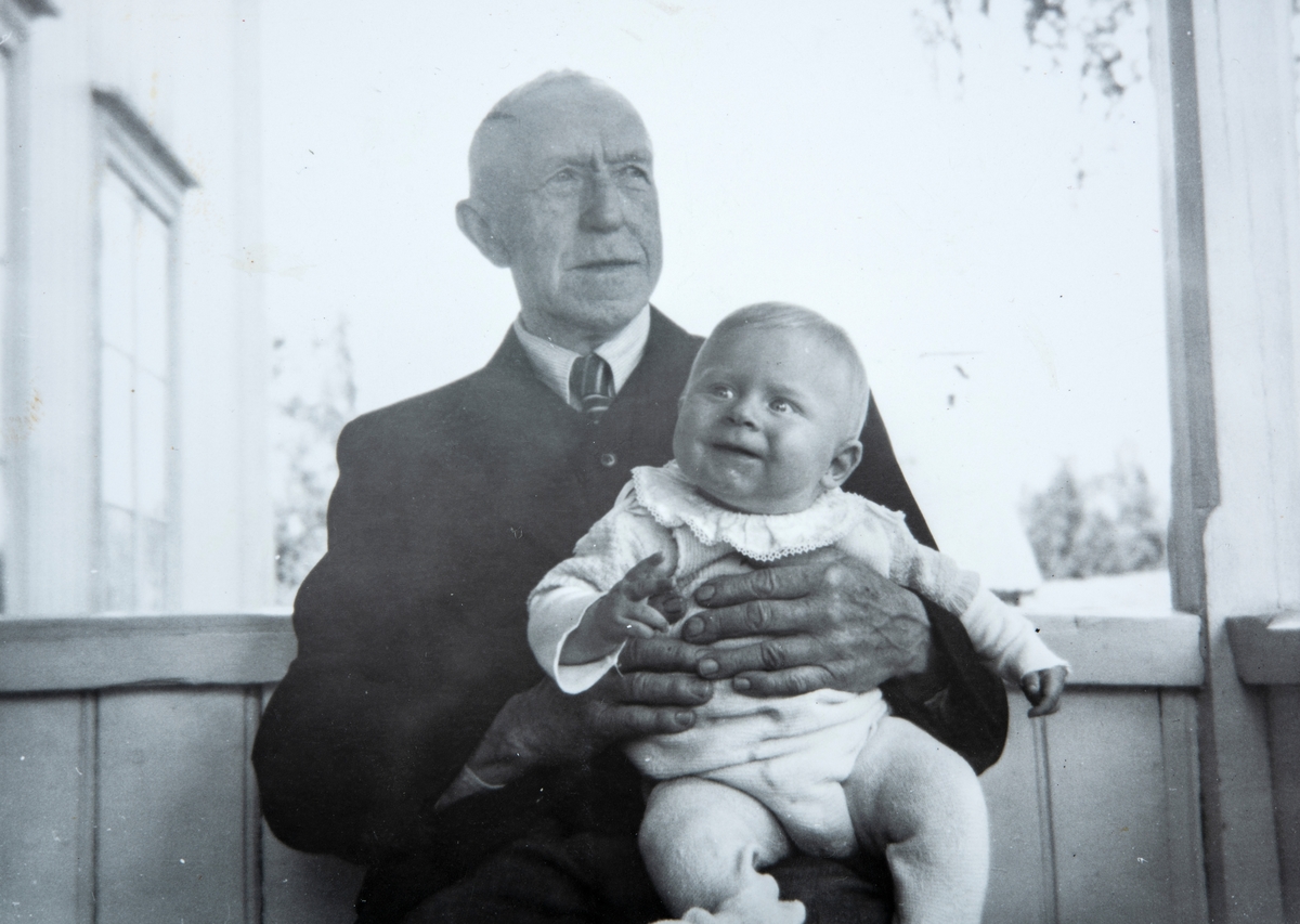 Ole Andersen Kjøs med barnebarnet Ole Kjøs på fanget. Kjøs 81/1.