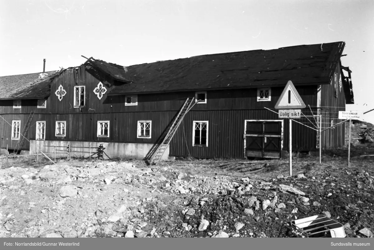 Brandbekämpning på en stor uthusbyggnad i Stornäset på Alnö.