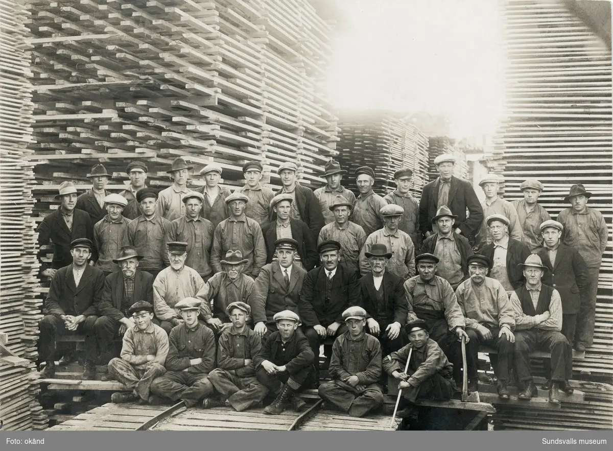Två gruppbilder på sågverksarbetare vid Ankarsviks sågverk. Sågverket lades ner 1934.