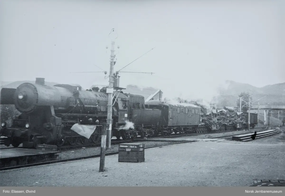 Damplokomotiv type 63a med spesialtransport av vogn lastet med kanoner på Bø stasjon.