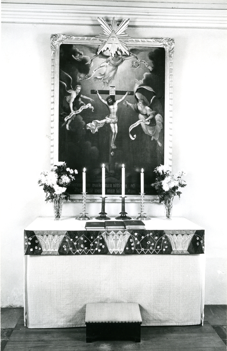 Lillhärad sn, Västerås.
Altaret med ljusstakar, vaser med blommor m.m., altartavla.