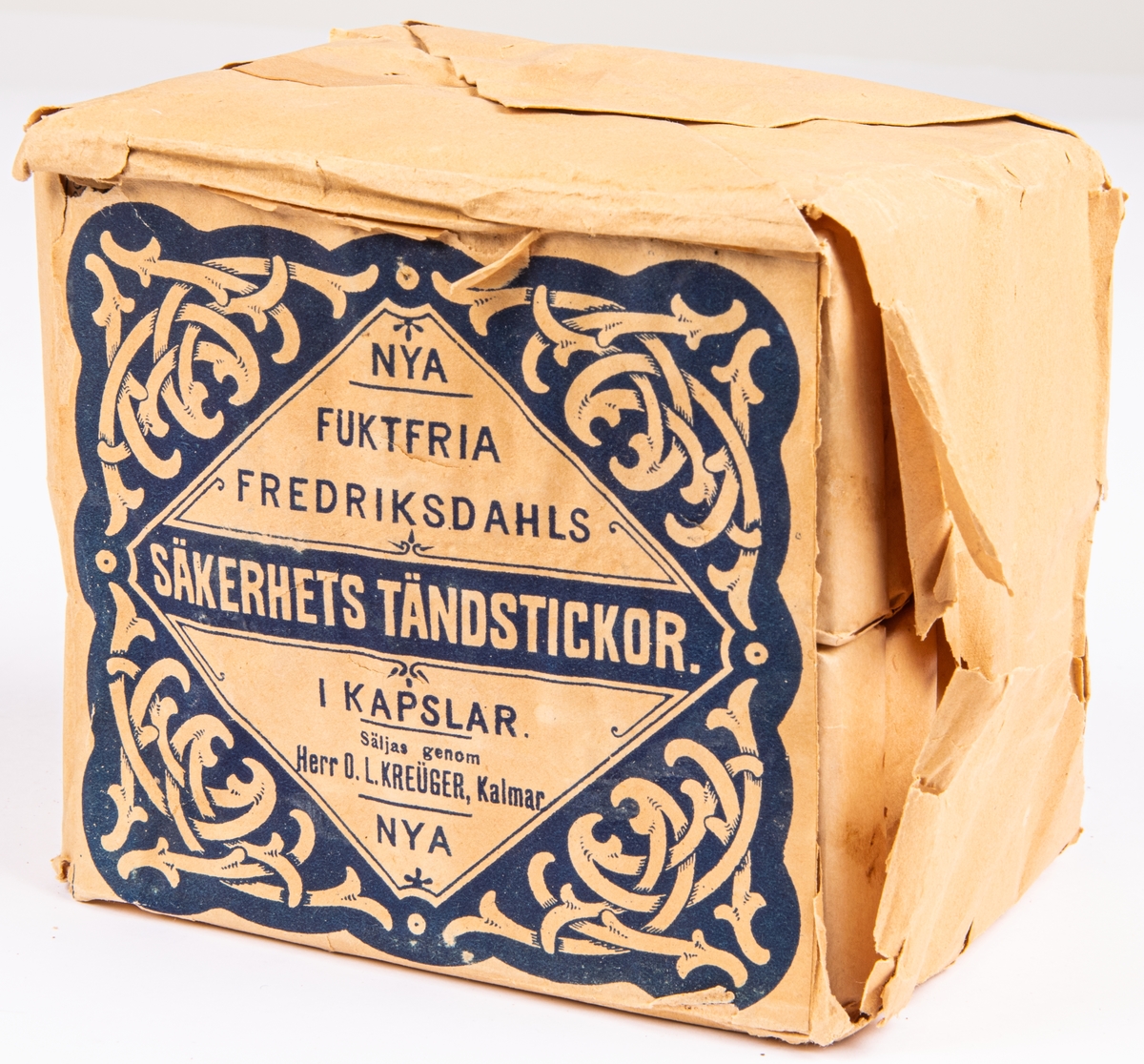Kat.kort:
Tändstickor, etikett: "Nya fuktfria Fredriksdahls Säkerhets Tändstickor. I kapslar. Säljas genom Herr O. L. Kreüger, Kalmar."
(Blått tryck på vit botten)

1 större förpackning och 4 små förpackningar.