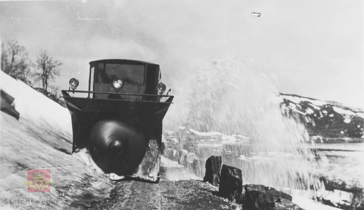 I 1928 ble det åpnet veg over Hardangervidda fra Eidfjord til Haugastøl. Strekningen Geilo Haugastøl stod ferdig i 1938. Vegen over vidda var vinterstengt fram til 1940. Åpningen skjedde normalt ved St. Hans. Ulike typer maskinelt brøyteutstyr ble testet utover i 1930-åra. Her utprøving av en roterende snøplog.