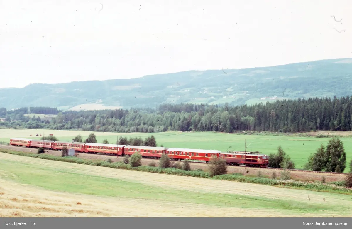 Ekspresstog 41 "Dovresprinten" fra Oslo til Trondheim, trukket av El 14, ved Hove nord for Lillehammer