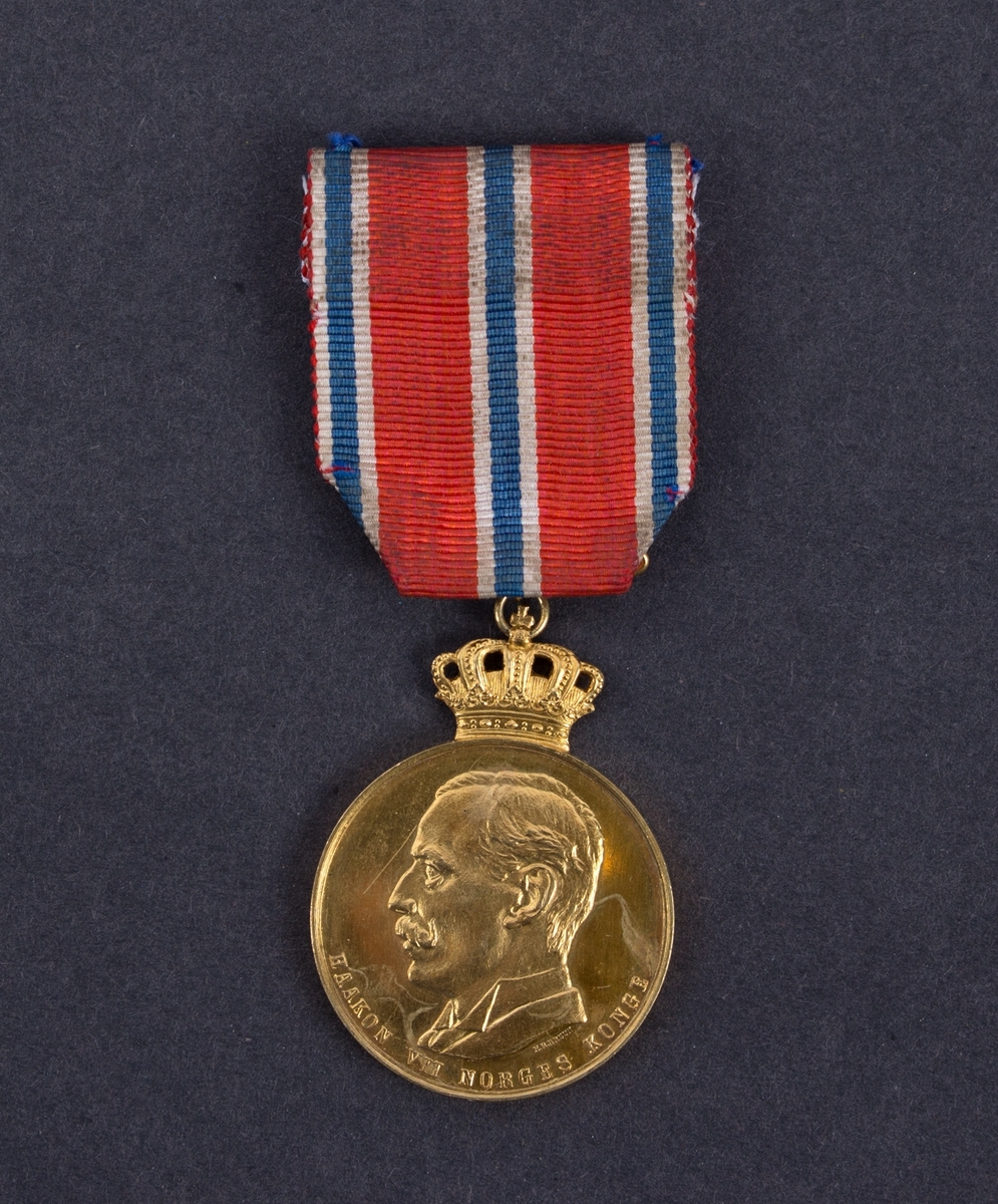 Gullmedalje gitt til Simon Kausland på MS VENUS for sin innsats under redningsaksjonen av besetningen på DS TRYM den 20. januar 1937. Kong Haakon VII gullmedalje med krone med bånd og jakkefeste.
