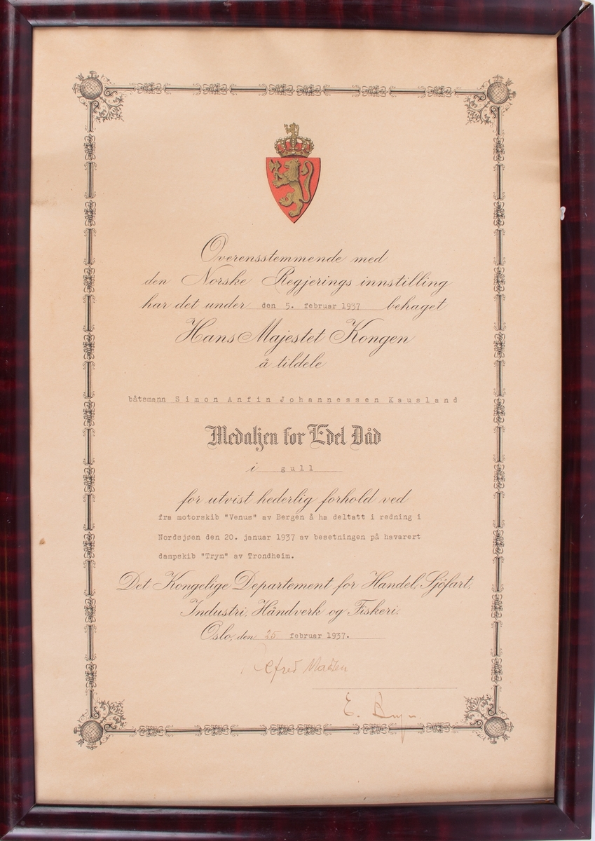 Diplom fra Hans Majestet Kongen tildelt Simon A. J. Kausland i glass og ramme.