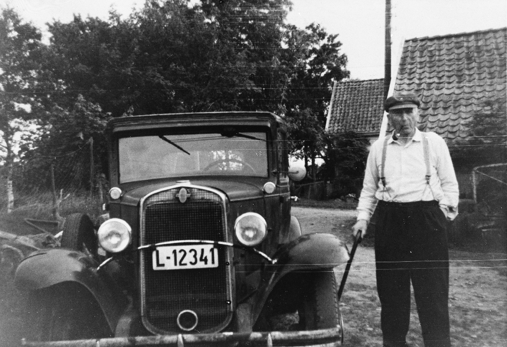 Lars Auestad på Årestad (1891 - 1968) med ein gamal Ford.