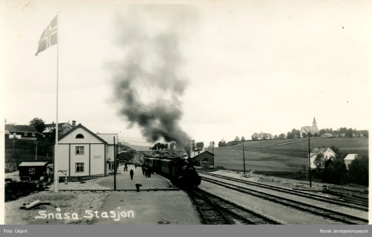 Damplokomotiv med persontog fra Trondheim på Snåsa stasjon på Nordlandsbanen.