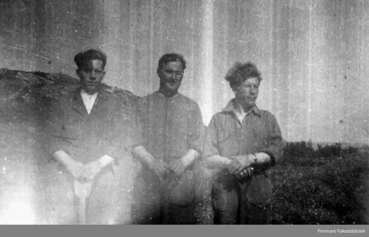 Tre menn på veiarbeid i Barsnes i Nesseby rundt 1940. De er Nils Mathisen, Aslak Eliassen og Andreas Njolla.