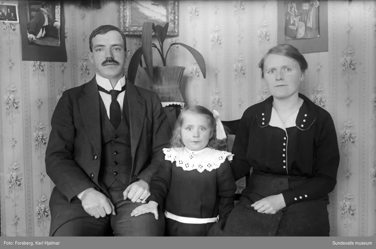Leander Larsson med familj porträtterad i rumsmiljö.
