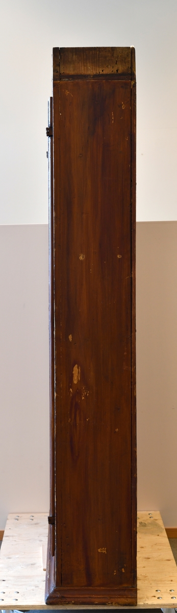 Man kan se tegn til underliggende motiv inne i skapvinduene, som mest sannsynligvis er fra 1700-tallet. Ådringsteknikk er benyttet for å male over tidligere motiv, slik at motivet i dag fremstår som lakkert treverk.