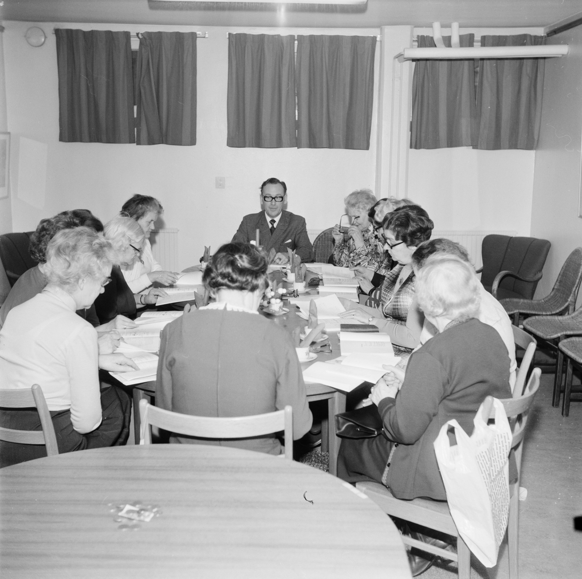Tierps pensionärer studerar, Uppland, februari 1972