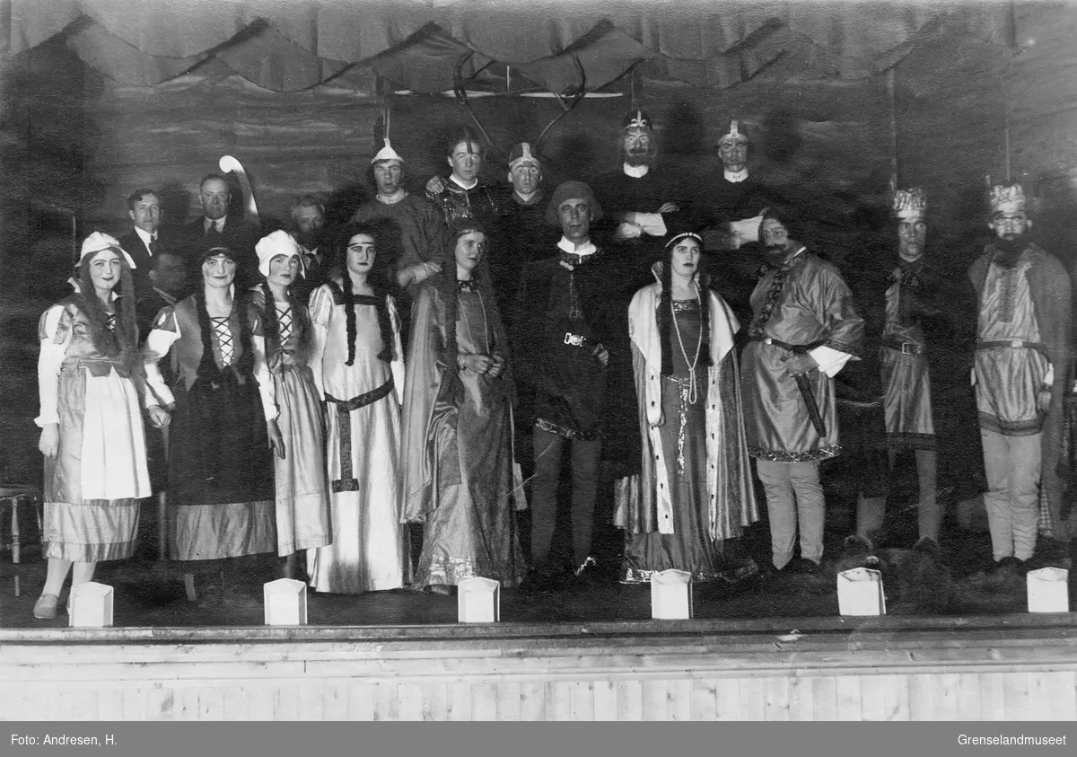 Ensemblet i oppsetningen "Gildet paa Solhaug" av Henrik Ibsen på Malmklang, mars 1928.