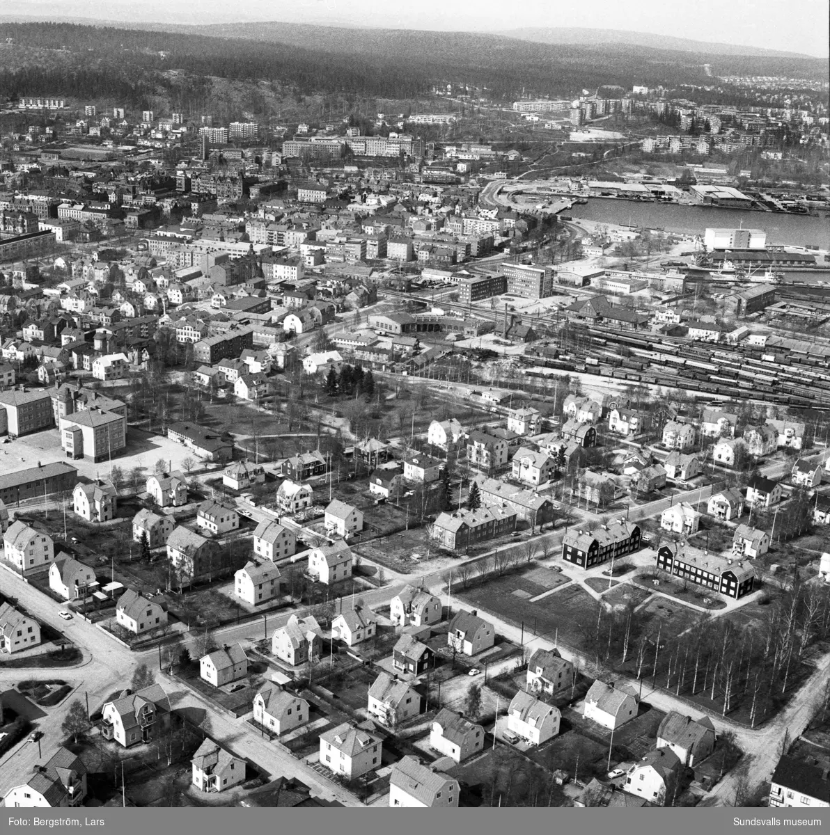 Flygfoto över Östermalm mot centrum och Norra berget. I bildens nedre vänstra hörn korsningen Löjtnantsgatan, Majorsgatan, Krokgatan. I vänsterkant Höglundaskolan.