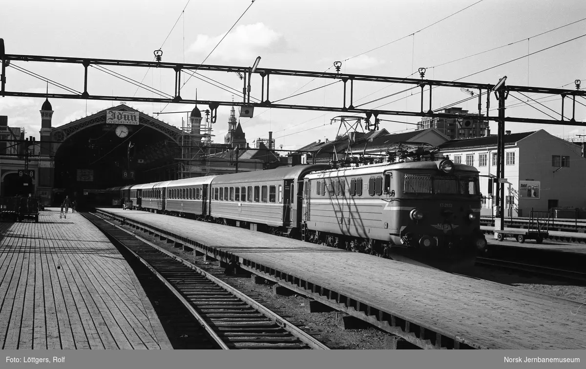 Elektrisk lokomotiv El 13 2153 med ekspresstog til Bergen, tog 603, på Oslo Østbanestasjon.