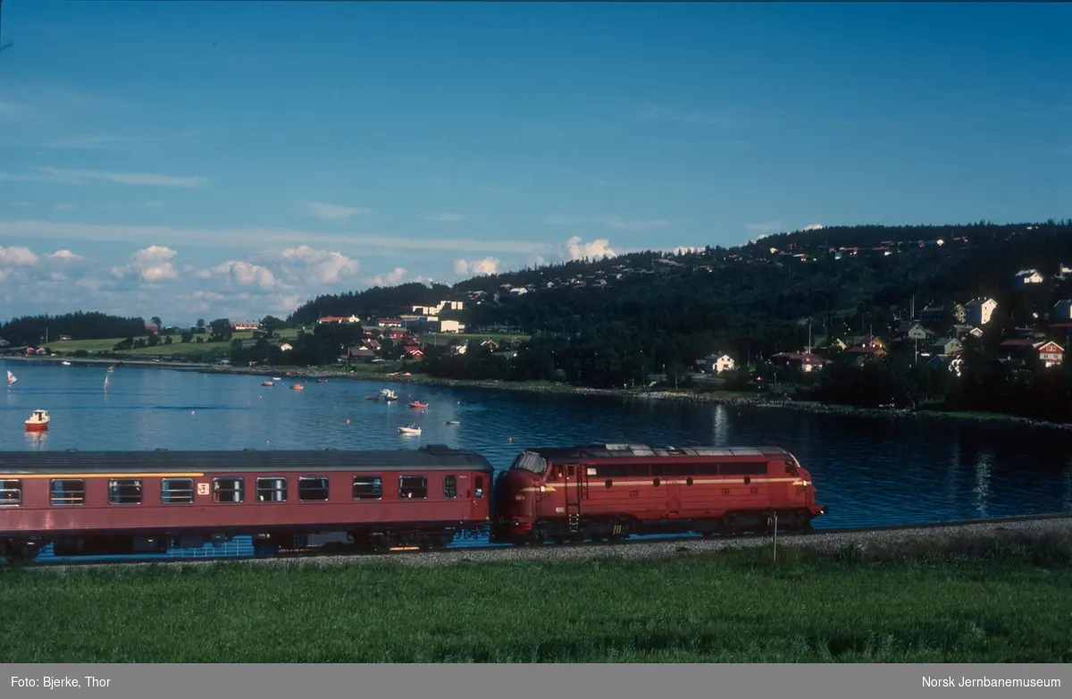 Persontog 423 fra Trondheim til Storlien med vogner til Stockholm ved Saksvik, trukket av diesellokomotiv Di 3 620