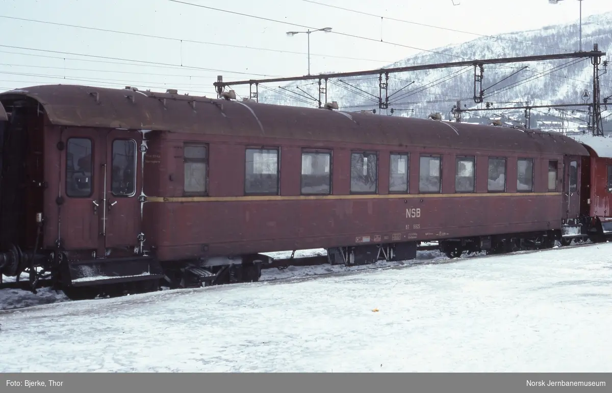 Personvogn B1 19925 i persontog 78 Bjørnfjell-Narvik på Narvik stasjon