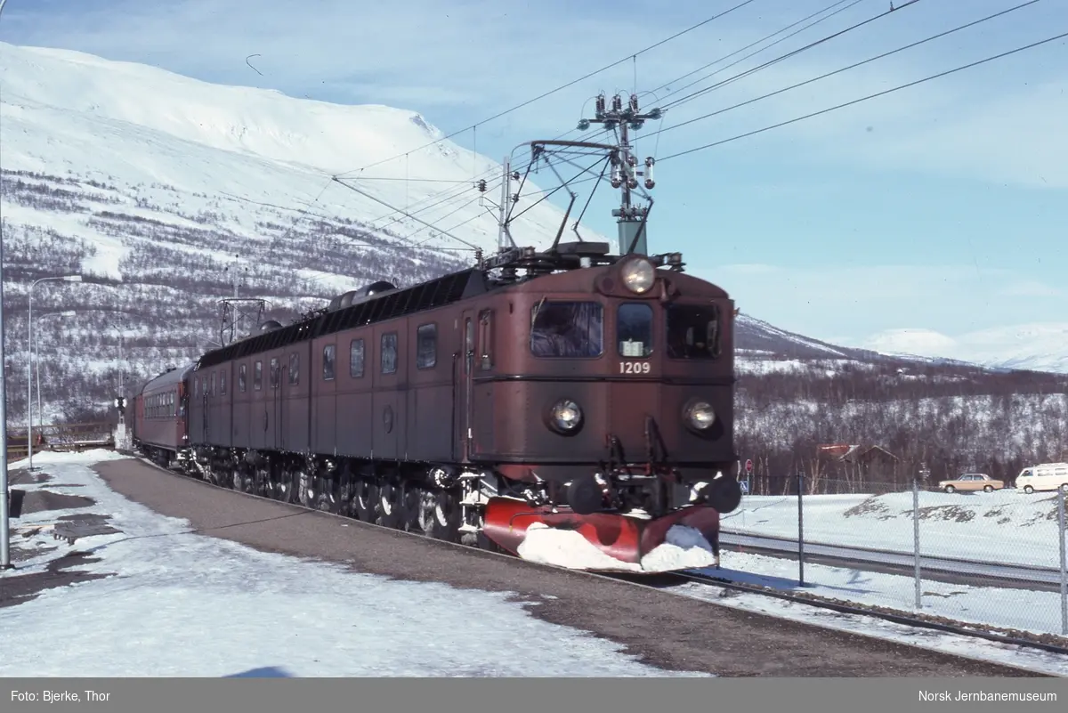Svensk elektrisk lokomotiv Dm3 1209-1232-1210 foran tog 971 på Abisko turiststation holdeplass