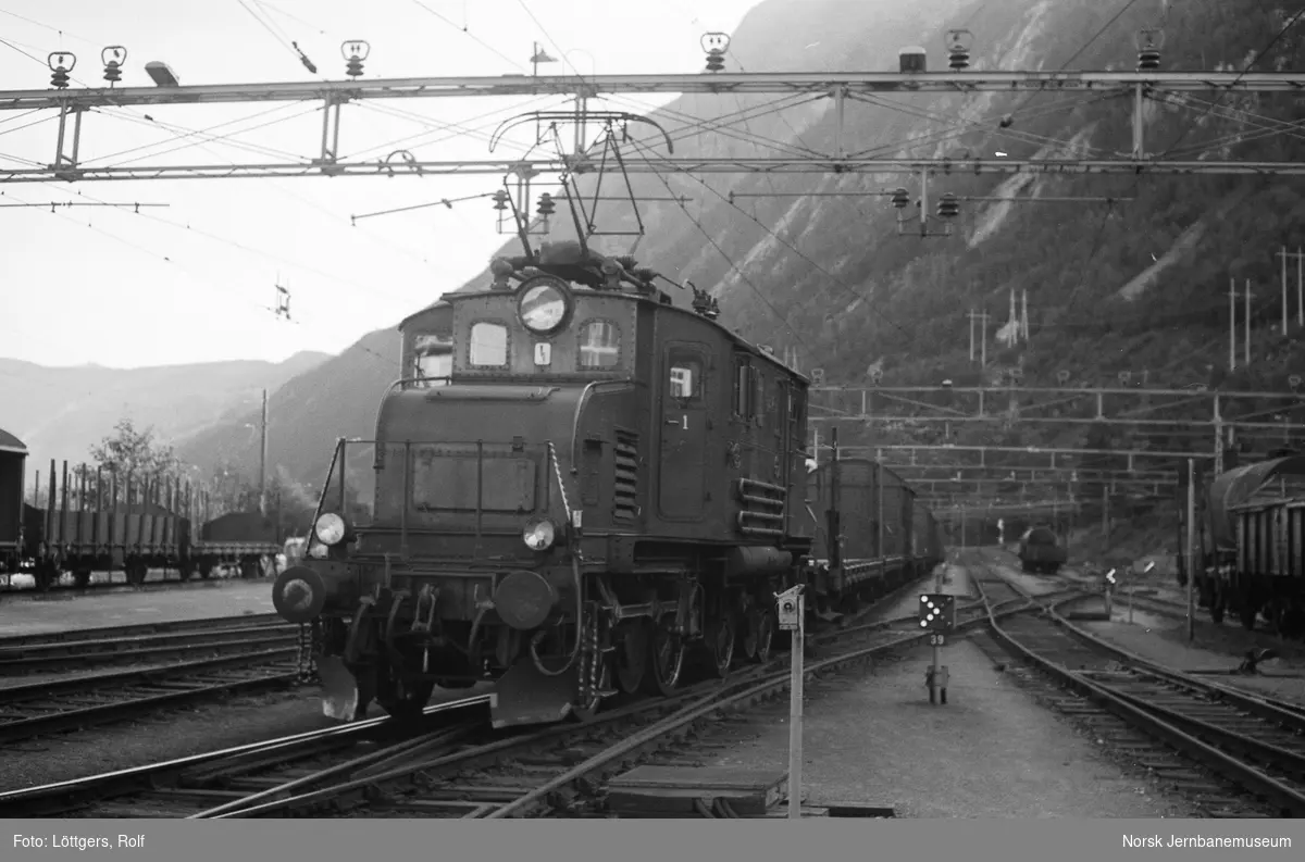 Rjukanbanens elektriske lokomotiv RjB 14, tidligere NSB El 1 2001, på Rjukan stasjon.