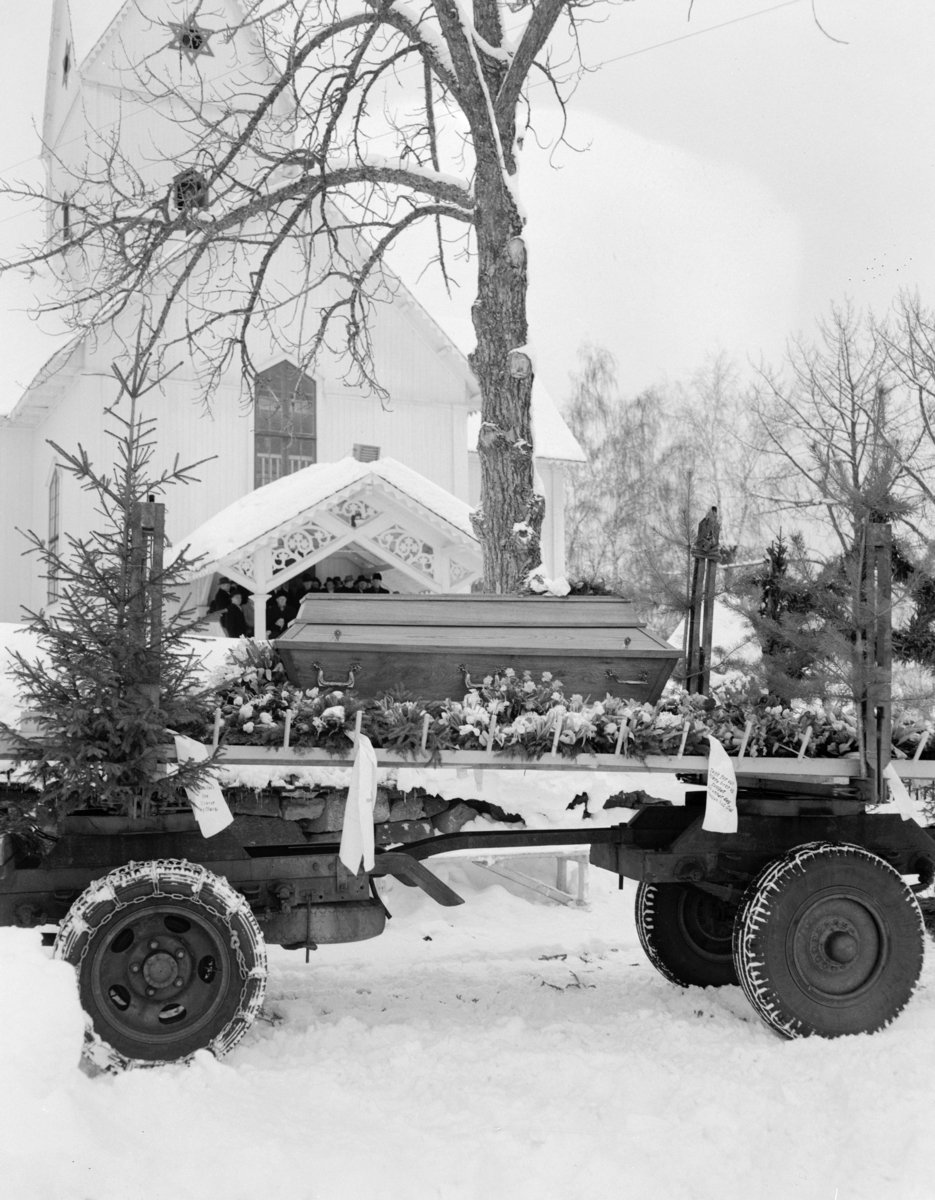 Berger Langmoens begravelse, kisten kjøres fra Bjørke gård til Veldre kirke, lastebil, tømmerhenger.