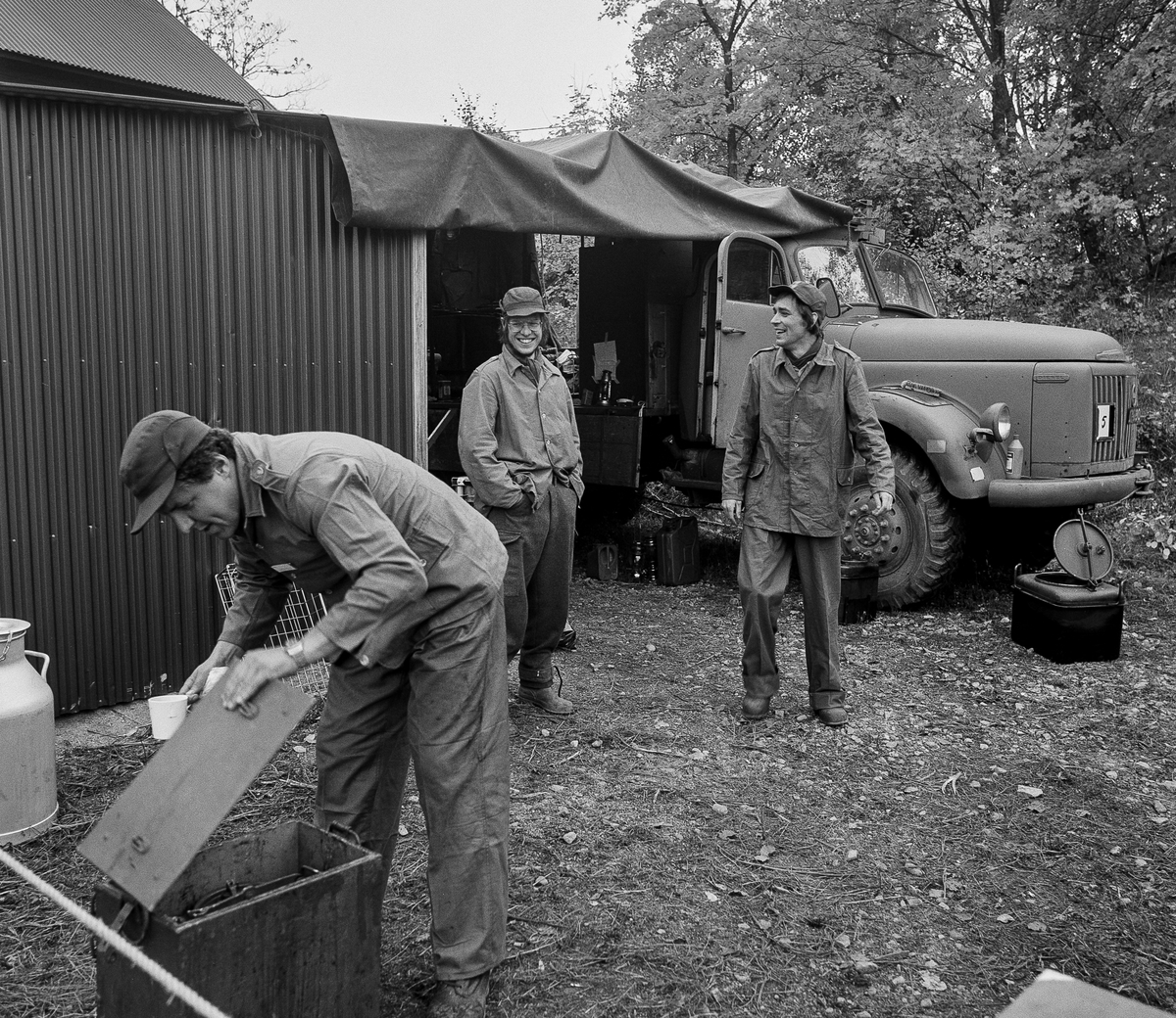 Kompaniet hade sin utbildnings- och förläggningsplats med tälten på grusplanen vid Elma på Norra fältet. 

Här ser vi kokgruppen förbereda kaffeservering.

OBS! två bilder.