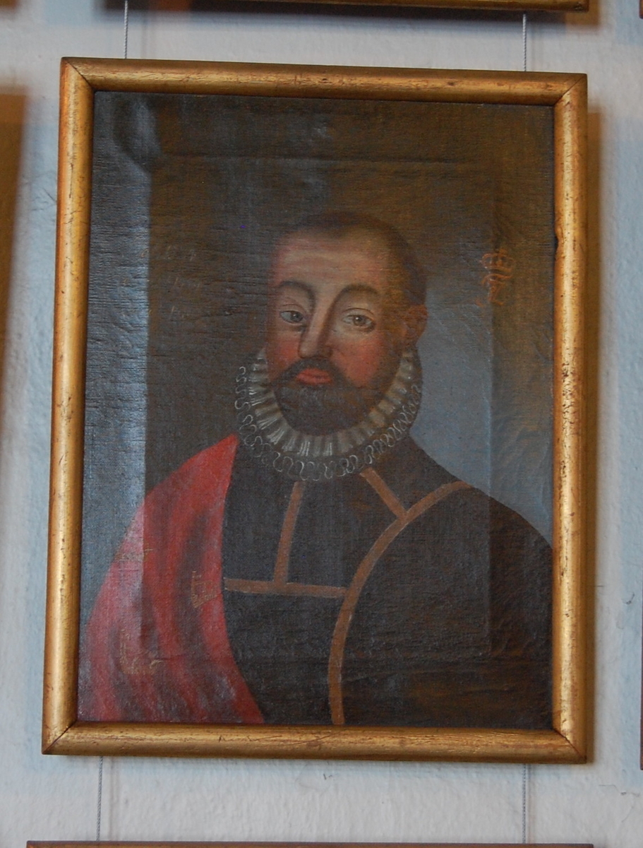 Portrett av Fredrik II, olje på lerret. Halvfigur i kvart profil mot venstre. Svart drakt med rød kappe med gullkroner over høyre skulder. Forgylt ramme.