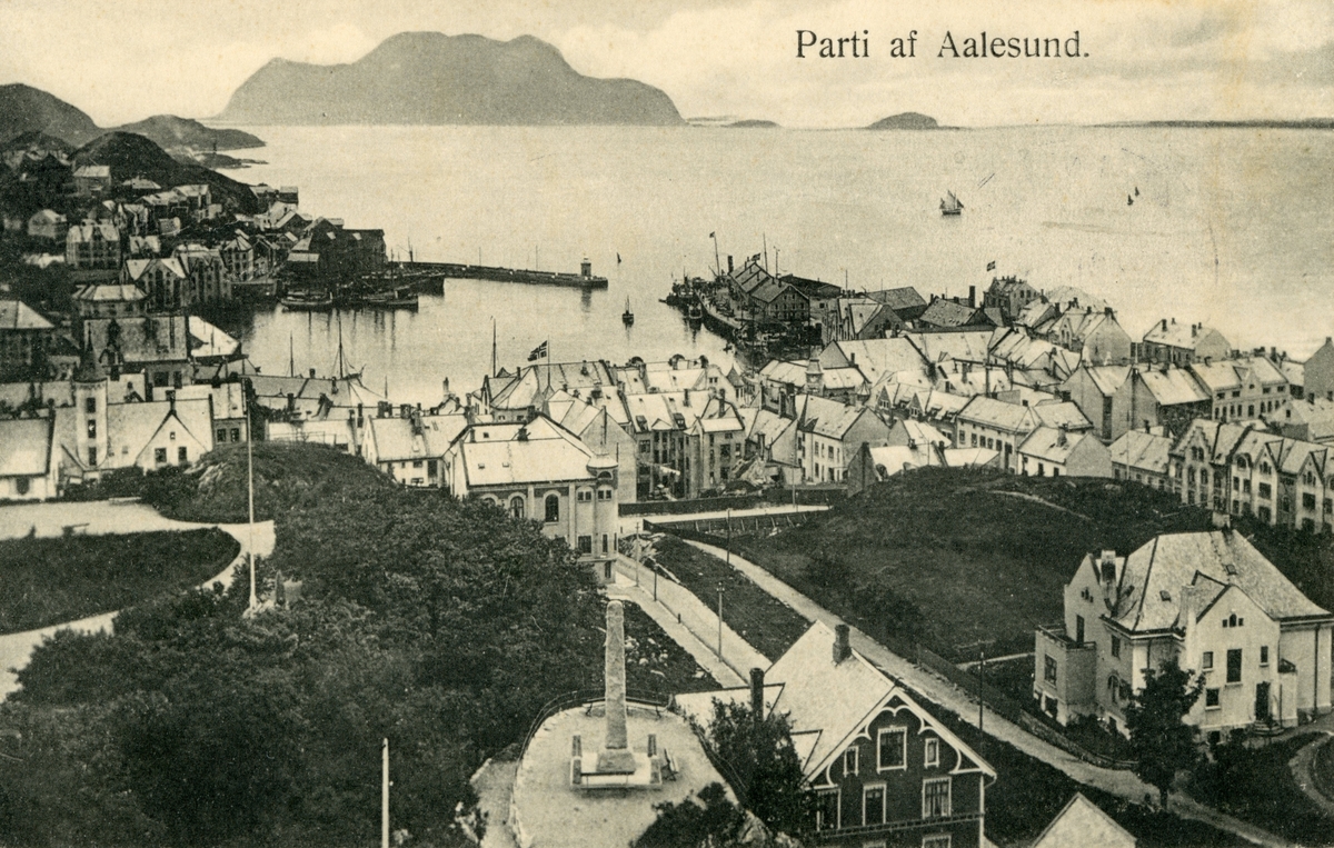 Oversiktsbilde av Ålesund by og parken. I forgrunnen er Keiser Wilhelm II's bauta.