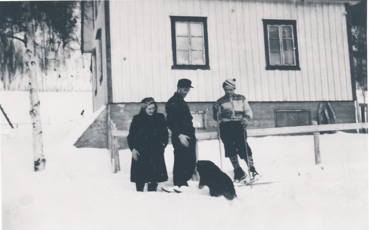 Mary Fossmo g.Nordhus, Karl Fossmo og Erling Fossmo. Fosslund, Tranøy 1946