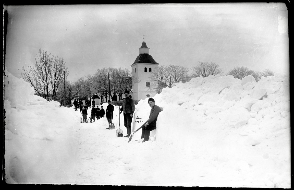 Snöskottargäng vid kyrkan i Grunnebacka