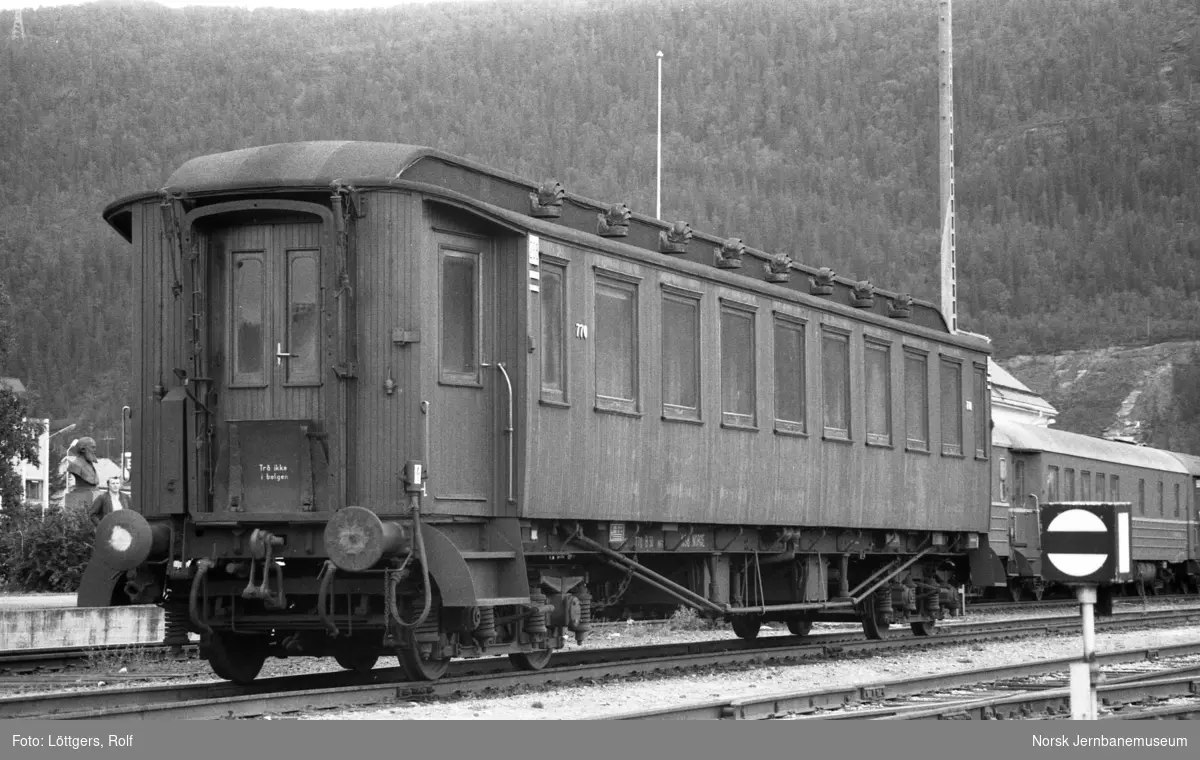 Personvogn B30 770 på Mo i Rana stasjon. Vognen ble benyttet i Nordlandsbanens dagtog mellom Mo i Rana og Trondheim