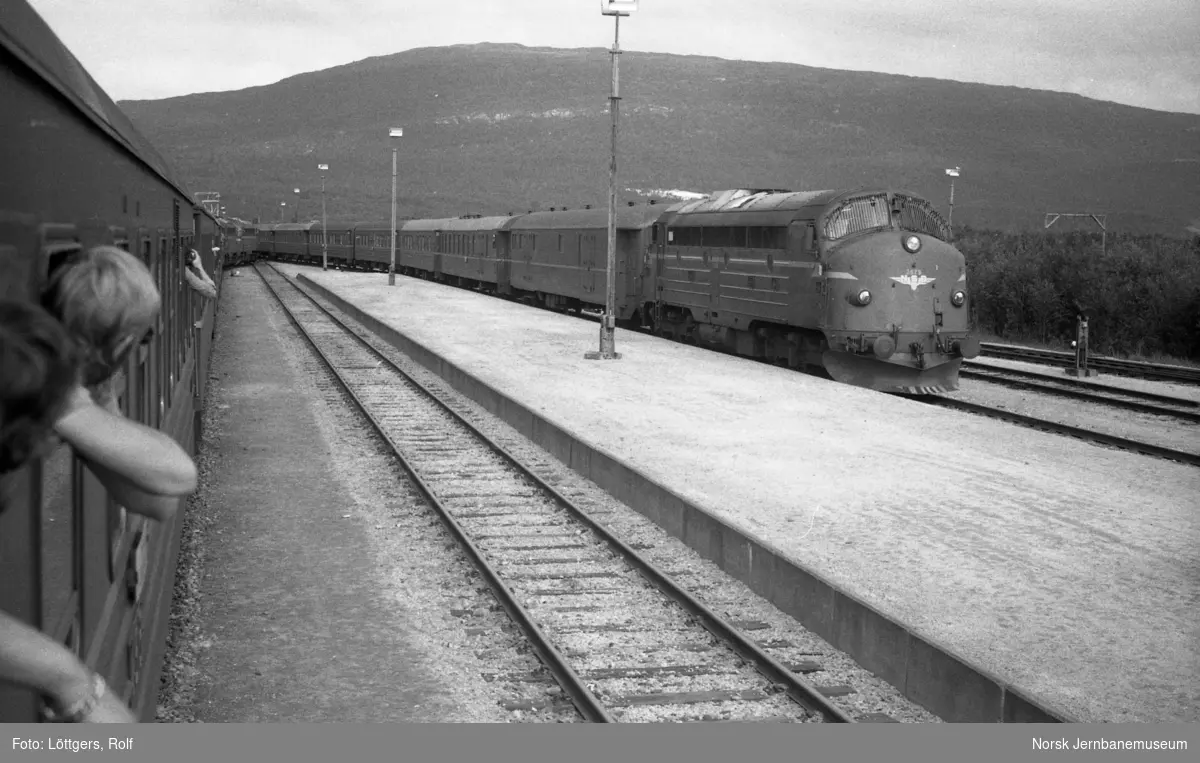 Diesellokomotiv Di 3 629 med dagtoget fra Bodø til Trondheim, tog 452, på Fauske stasjon. Til venstre nattoget fra Trondheim til Bodø, tog 455