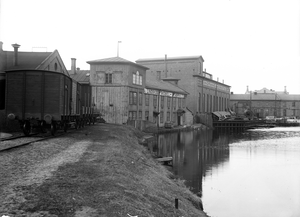 Vaggerydsbanans stickspår till vänster. När banan drogs fram utmed Munksjöns västra sida i början på 1890-talet bildades "katthavet" eller "dammen" till höger. Byggnaderna som hyste Lindskogs möbelfabrik (Lilla Limugnen) byggdes för Norlings tapetfabrik på 1850-talet. Intill ligger Jönköpings Mekaniska verkstad.
