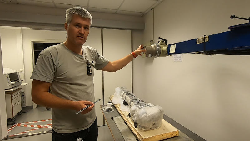På besøk i røntgenavdelingen på Kulturhistorisk museum. Konservator Brynjar Sandvoll forklarer hvordan røntgenmaskinen fungerer.